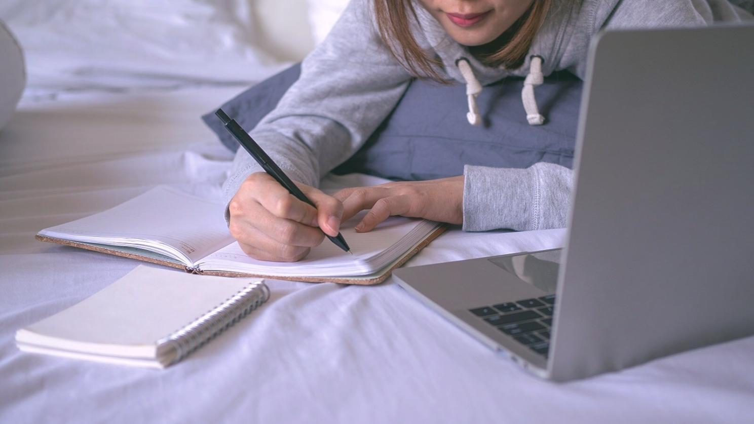 Ejercicio de mindful eating con diferentes alimentos y texturas para desarrollar consciencia alimentaria